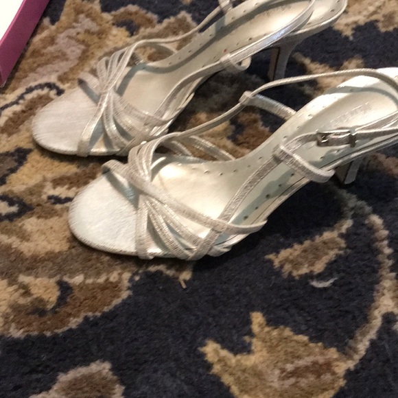 Women’s heels Like NEW! - Picture 3 of 6